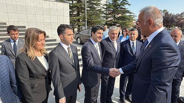 Bakan Ersoy, Bartında