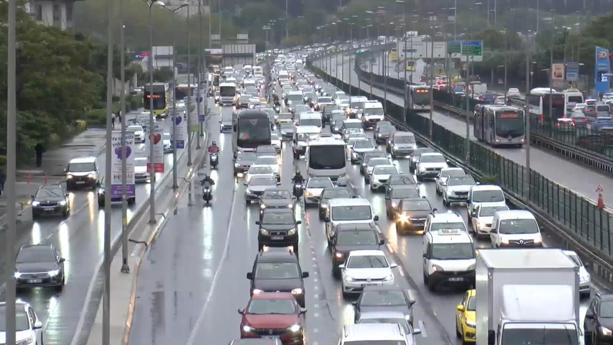 İstanbulda haftanın ilk iş gününde trafik yoğunluğu