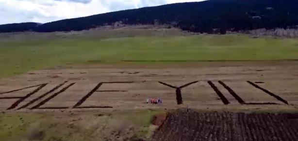 Ardahanlı çiftçi, traktörüyle tarlasına Aile Yılı yazdı