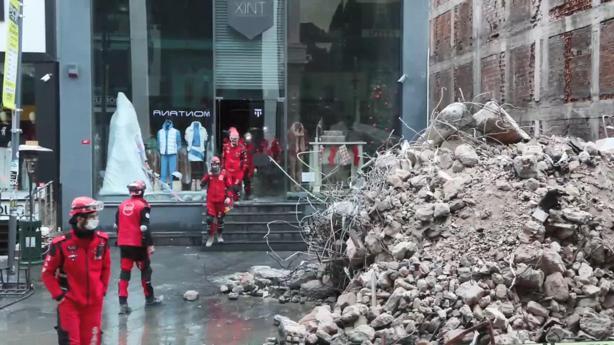 Güngörende çöken binanın enkazında kalan işçiyi arama çalışmaları sürüyor