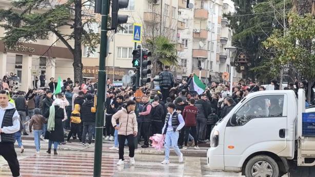 Bursa’da Suriyelilerden Atatürk posterleriyle kutlama