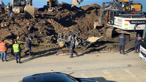 Karadeniz Sahil Yolundaki heyelanda otomobille toprak altında kalan 4 kişinin cansız bedenine ulaşıldı