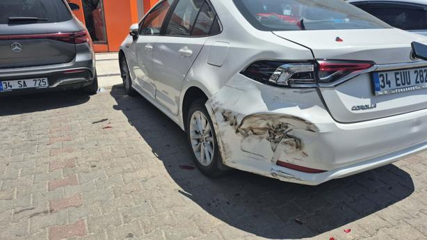 Cipin çarptığı otomobil banka şubesine girdi