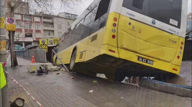Esenlerde İETT otobüsü otoparktaki araçlara çarptı