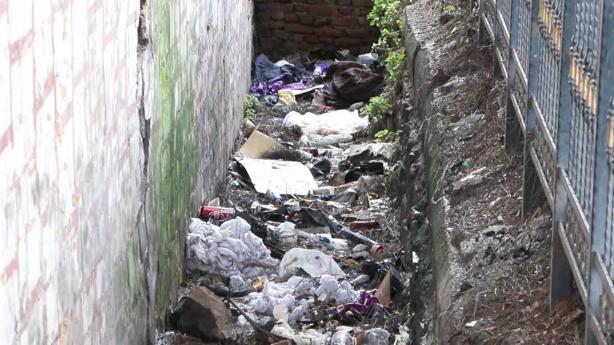 Fatihteki tarihi Tur-i Sina Manastırının duvarları çatladı, çevresi çöple dolu