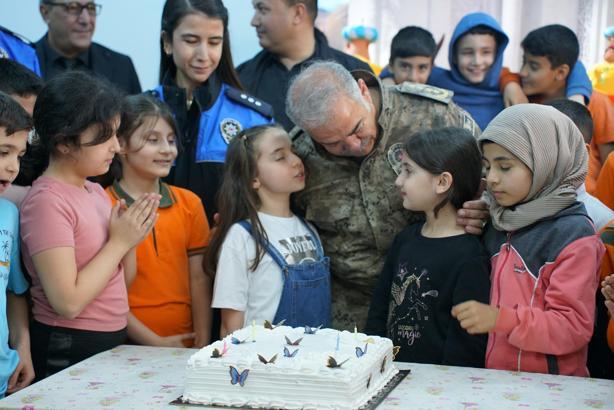 Emniyet Müdürü Turgaydan ilkokul öğrencisi Betüle doğum günü sürprizi
