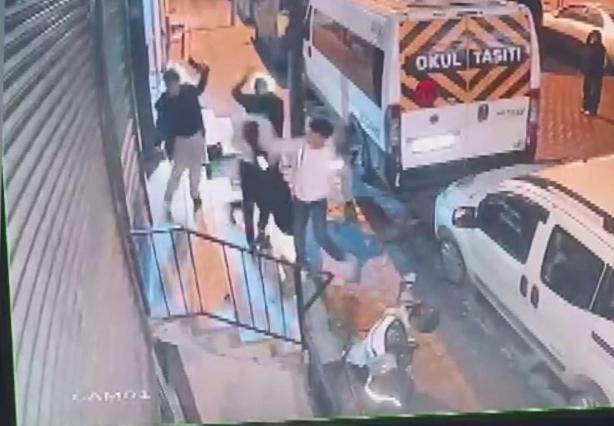 Sultangazide apartman önünde bekleyen 2 çocuğa bıçaklı saldırı kamerada