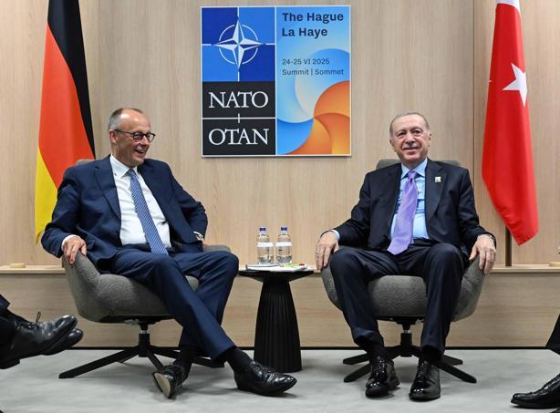 Cumhurbaşkanı Erdoğan, NATO Devlet ve Hükümet Başkanları Zirvesi’nde aile fotoğrafı çekimine katıldı