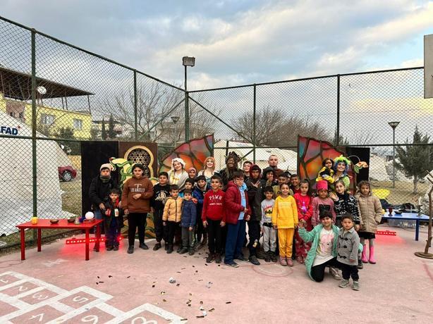 Eninin Kalbi oyunu ile depremzede çocuklara moral turnesine çıktılar