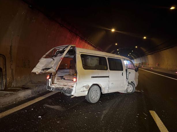 TEM’de tünel içinde zincirleme kazada 5 kişi yaralandı; ulaşım aksadı