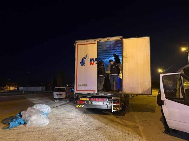 Durdurulan TIR’da 18 kaçak göçmen yakalandı