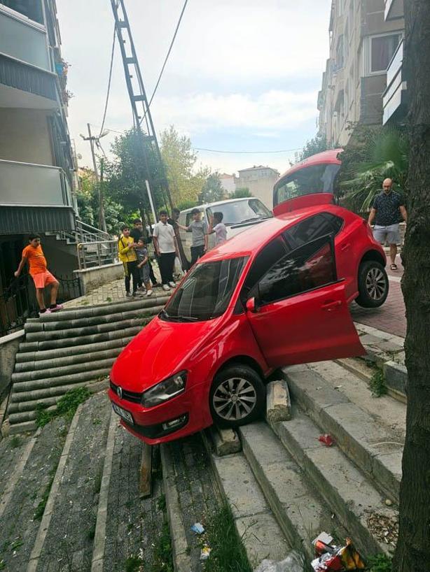 Avcılar’da manevra yaparken merdivenlerde asılı kaldı