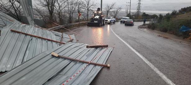 Çatıdan kopan yalıtım malzemesi caddeye düştü; o anlar kamerada