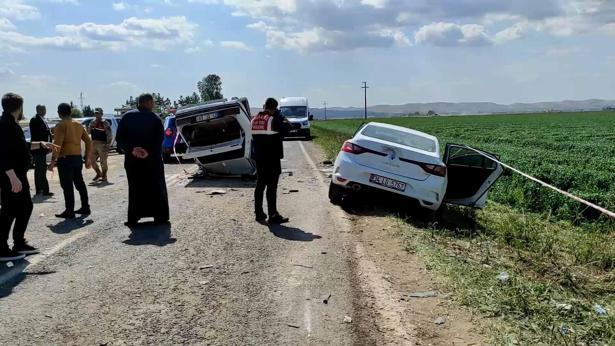 Şanlıurfada 2 otomobil çarpıştı; 3 ölü, 2 yaralı