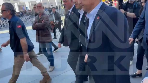 Özele yumruklu saldırıyı gerçekleştiren şüphelinin tören öncesi görüntüleri ortaya çıktı