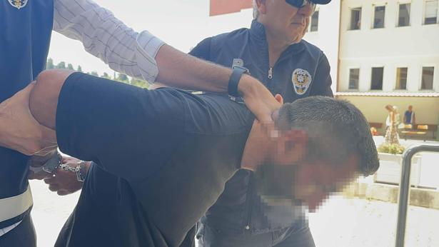 Tartıştığı arkadaşını boğazını keserek öldürdü