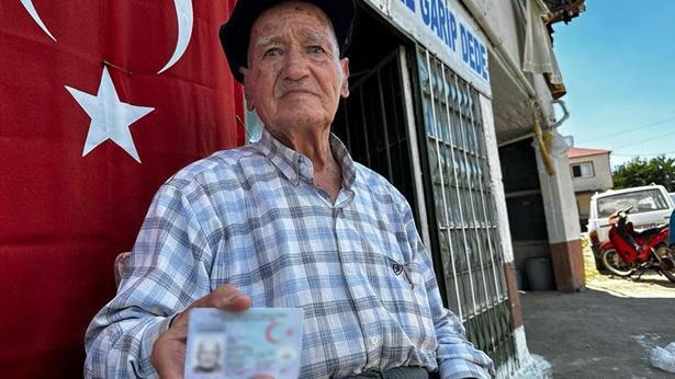 90 yaşındaki Garip Dede, yarım asırdır bakkal işletiyor