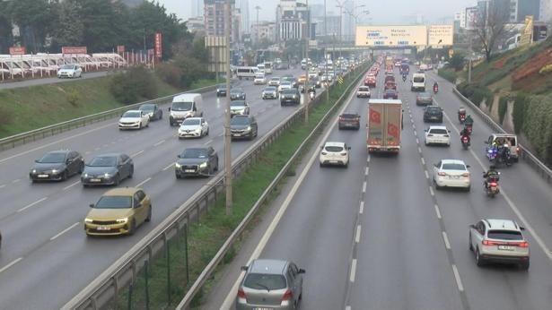 İstanbulda haftanın ilk iş gününde trafik yoğunluğu