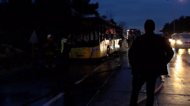 Eyüpsultanda İETT otobüsü alev alev yandı