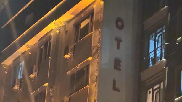 Kendisini aldattığını iddia ettiği eşini otelde darbetti, sevgilisini de bıçakladı