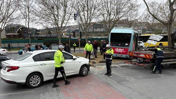 Beyoğlunda 5 kişinin yaralandığı dolmuş kazası kamerada