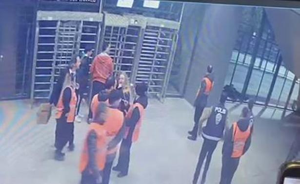 Kocaelispor-Beşiktaş maçında taraftarın tribünden düştüğü anlar kamerada