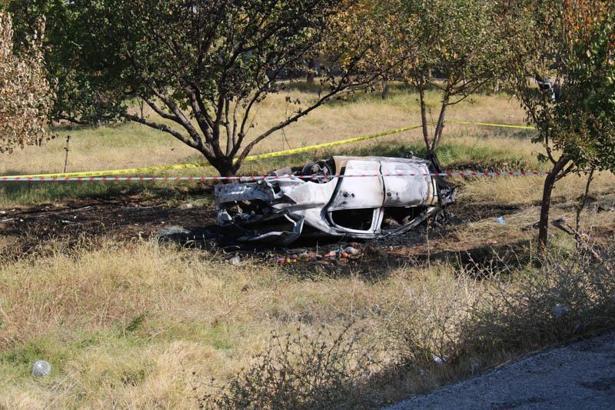 Malatyada otomobil, devrilip alev aldı; 2 ölü