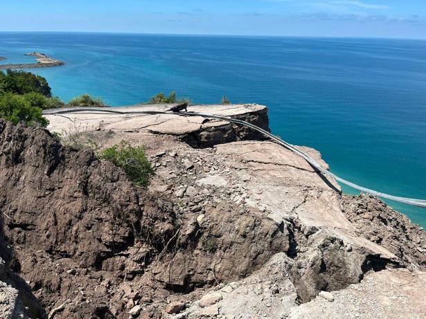 Kastamonuda heyelan; Cide-İnebolu yolu ulaşıma kapandı