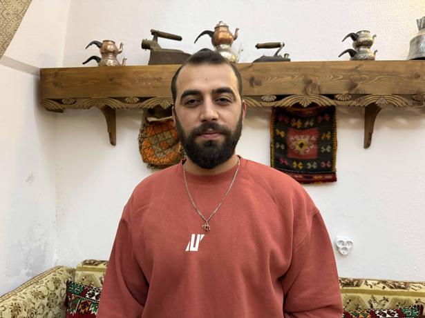 Nefes borusuna çay kaçan arkadaşını Heimlich manevrasıyla kurtardı