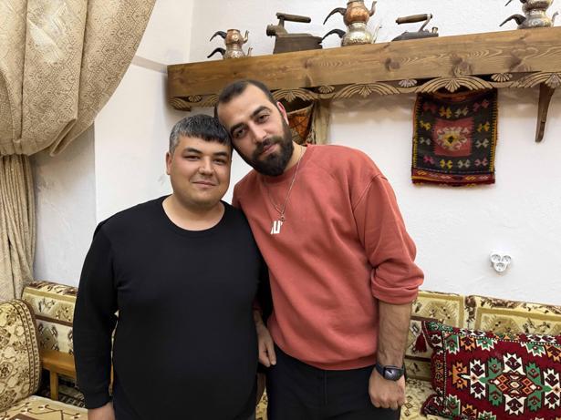 Nefes borusuna çay kaçan arkadaşını Heimlich manevrasıyla kurtardı