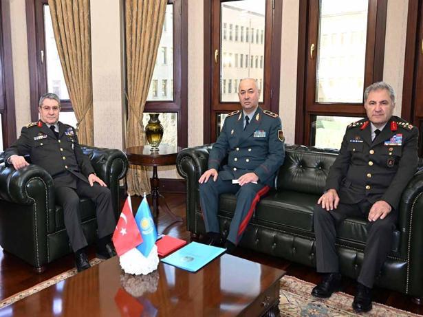 Orgeneral Bayraktaroğlu, Kazakistan Kara Kuvvetleri Komutanını kabul etti