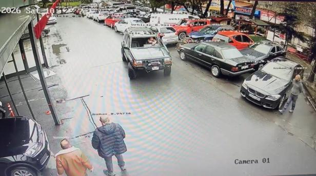 Maslak’ta eski ortağının iş yerini silahla bastı; tehdit edip soyundu