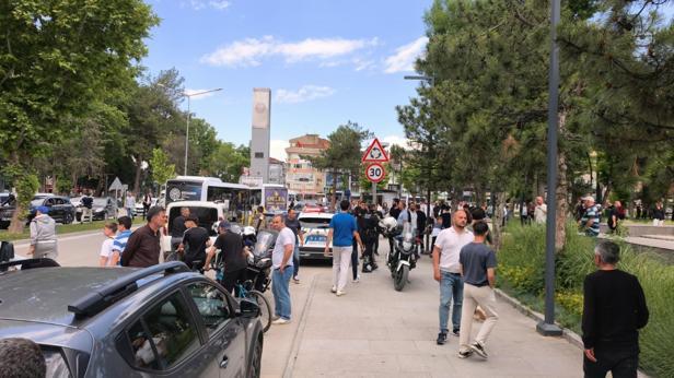 Bursa’da bıçaklı ‘yol verme’ kavgası: 1’i polis 5 yaralı