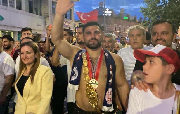 Kırkpınar başpehlivanı Erkan Taş, hamam geleneğini sürdürdü