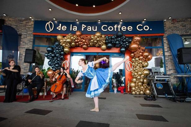 de la Pau Coffee and Bistro, servis robotlarıyla Balıkesirde kapılarını açtı