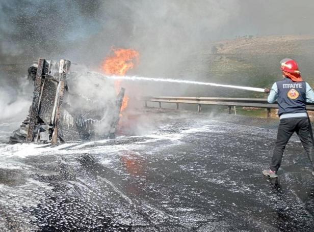 Kamyonetle çarpışan petrol tankeri alev topuna döndü: 2 ölü, 4 yaralı