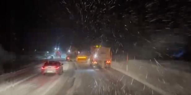 Karayolları ekipleri, geçitleri ulaşıma açık tutmak için çalışıyor