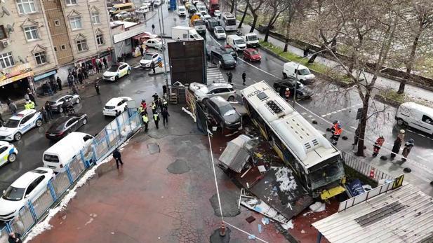 Esenlerde İETT otobüsü otoparktaki araçlara çarptı