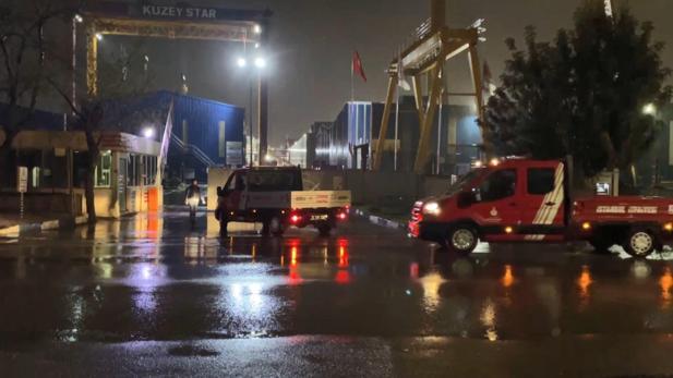 Tuzla’da kuru yük gemisinde çıkan yangın söndürüldü