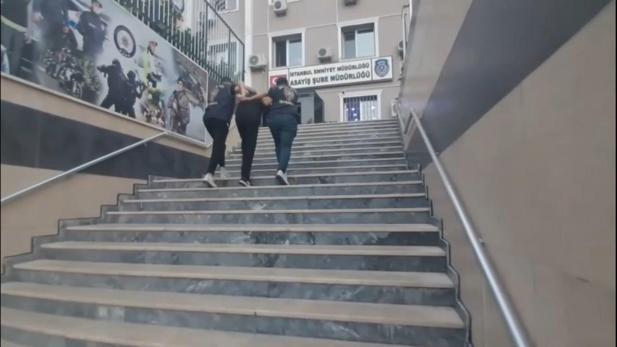 İstanbulda toplu taşımada turistlere yankesicilik yapan 20 şüpheli yakalandı