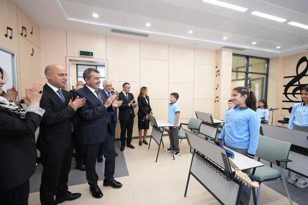 Bakan Tekin, Mirza Uluğbey Okulunu ziyaret etti