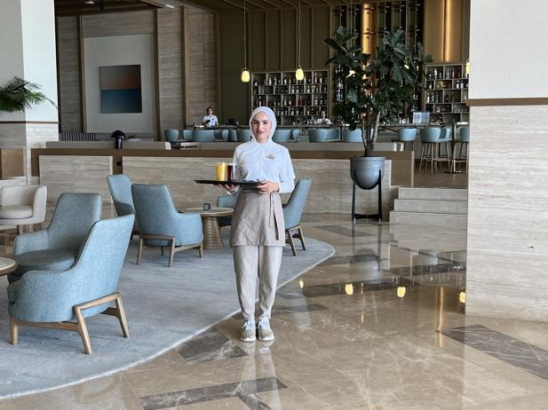 Babasının sınav çıkışı çiçeklerle karşıladığı Çimen, üniversiteyi kazandı