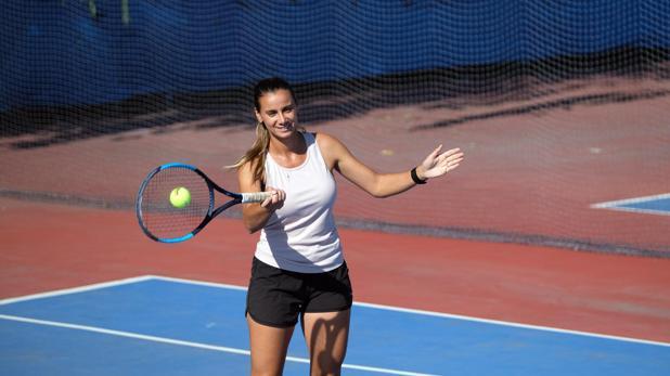 Milli sporcu Melis Sezer, Büyükçekmece’de minik tenisçilerle bir araya geldi