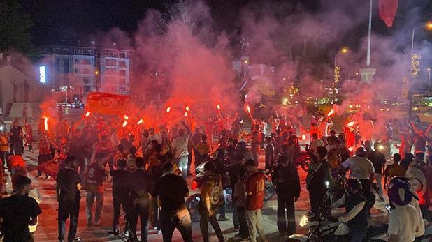 Galatasaray taraftarlarından coşkulu kutlama