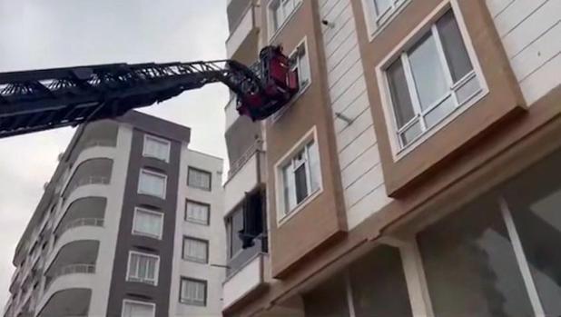 Şanlıurfa’da istinat duvarı çöktü, mahsur kalan 15 kişi tahliye edildi: O anlar kamerada