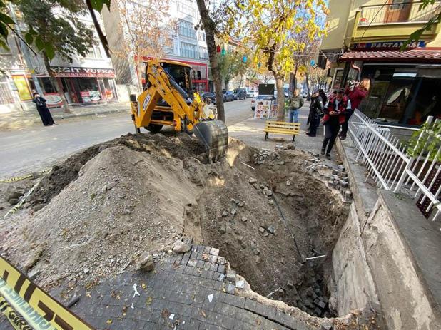 Belediye personeli gibi giyinip, kent merkezinde iş makinesiyle define aradılar