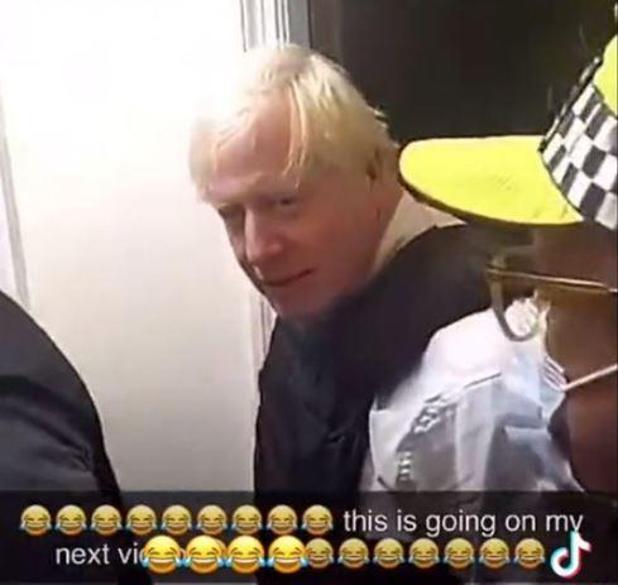 Uyandığında evinde polislerle Başbakan Johnson’u gördü