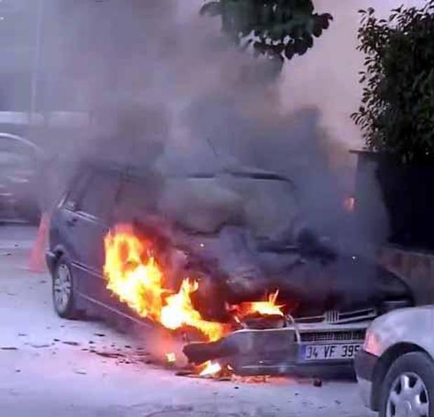 Avcılarda park halindeki otomobil alev alev yandı