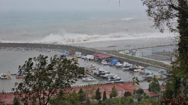 Zonguldakta sağanak ve fırtına; gemi karaya oturdu, cezaevi boşaltılıyor