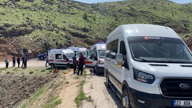 Hafif ticari araç şarampole yuvarlandı: 1 ölü, 3 yaralı